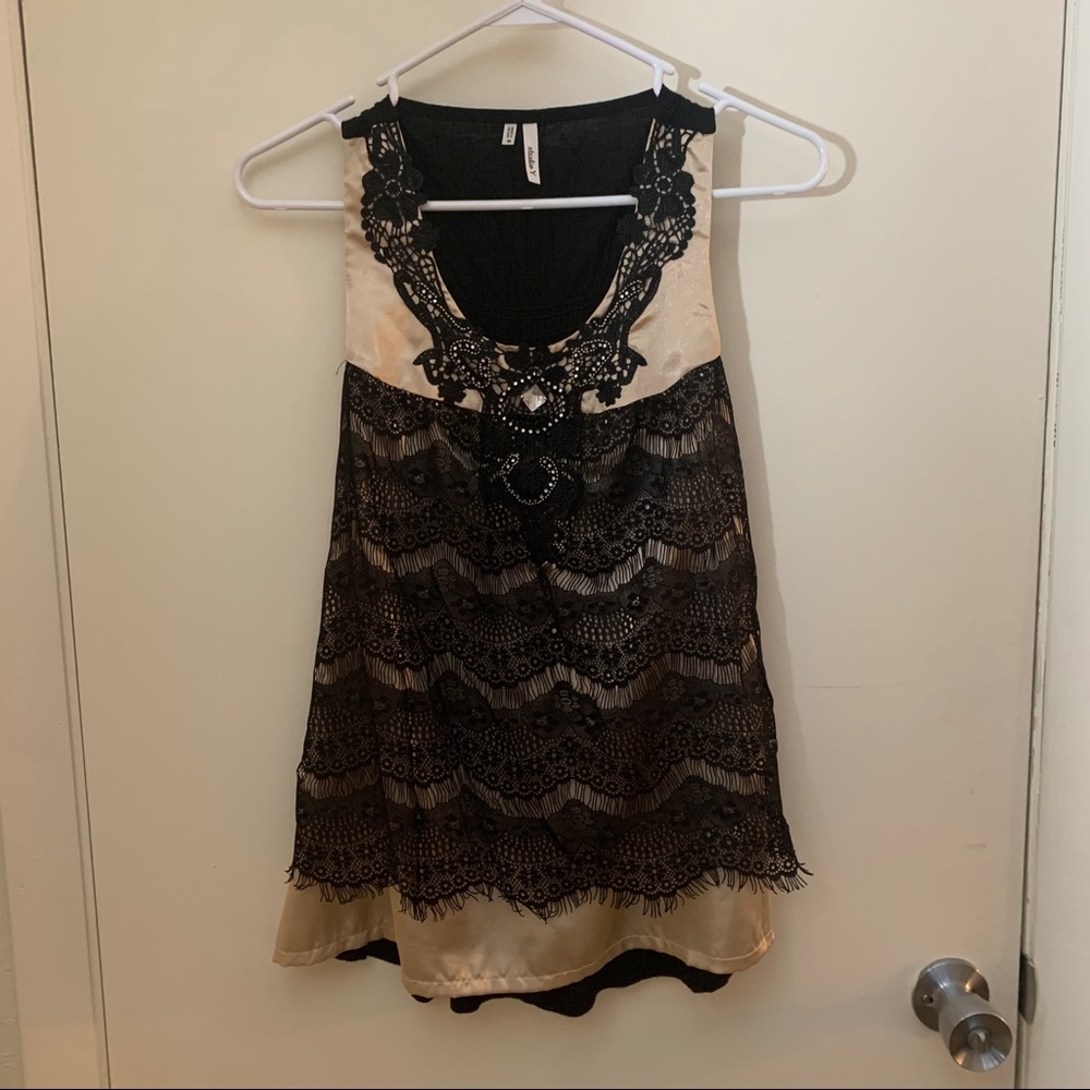 Razorback Blouse w/ Lace Detailing. Women’s size M